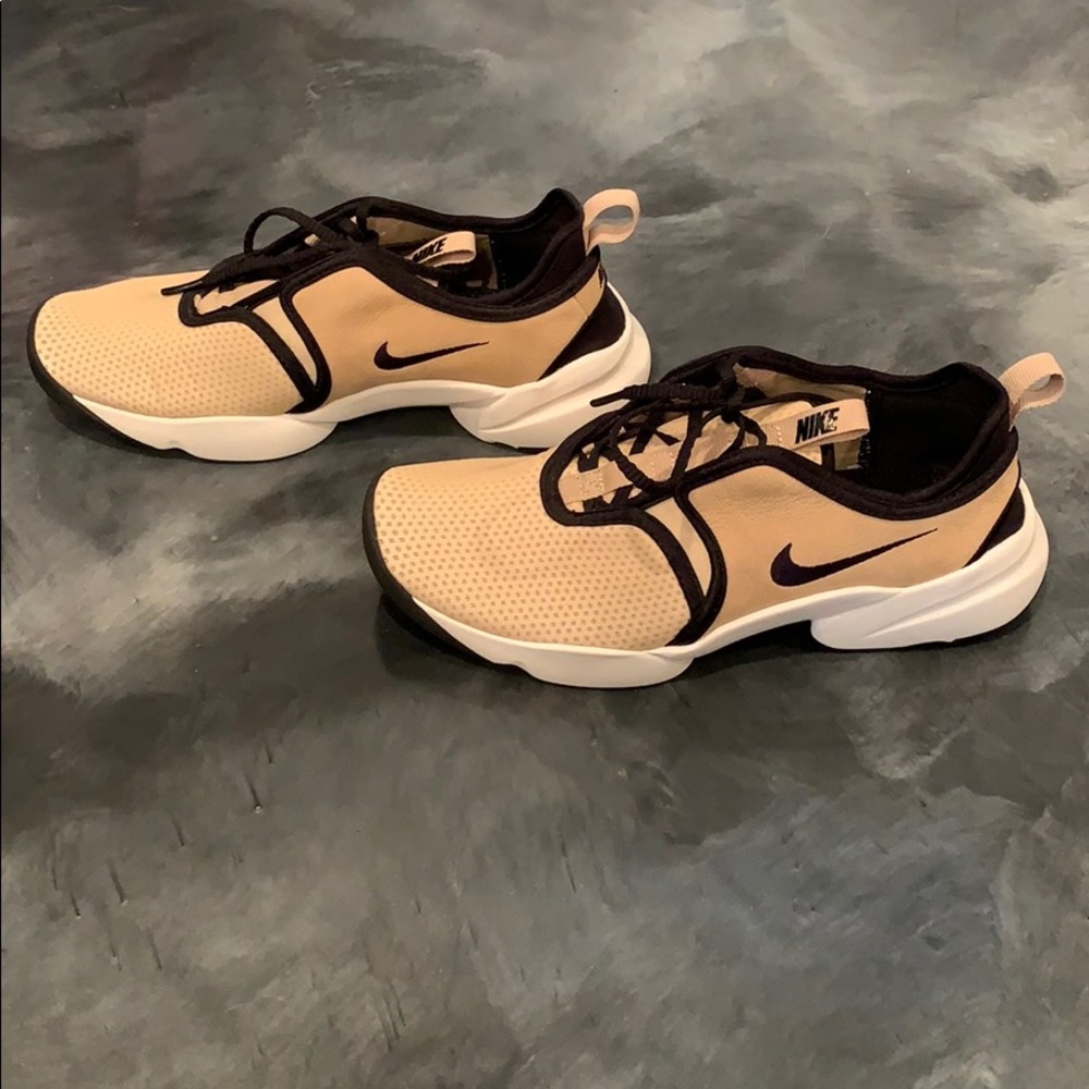 NWOT Nike Tennis Shoes - Picture 2 of 5